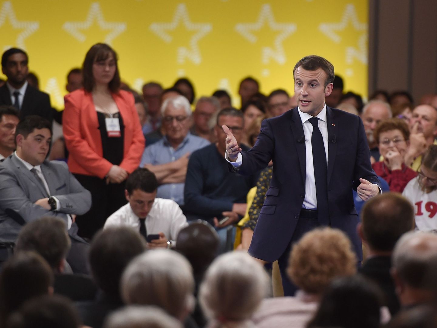 El presidente Emmanuel Macron habla durante el primero de una serie de encuentros con los ciudadanos en Epinal, Francia, el 17 de abril de 2018. (Reuters)