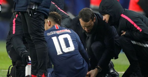 Foto: Neymar, tras lesionarse en el partido de la copa francesa entre el PSG y el Estrasburgo (Reuters/Charles Platiau)