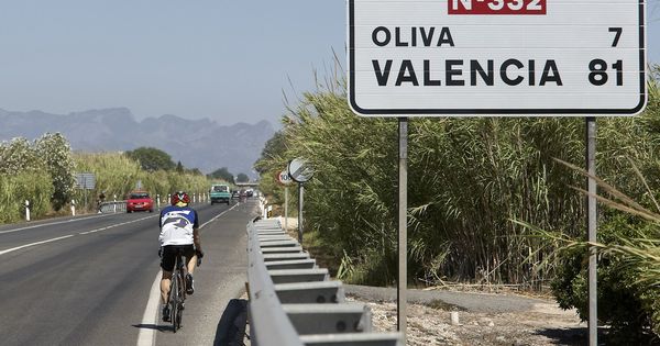 Foto: Carretera de Oliva donde se han producido los últimos accidentes mortales de ciclistas. (EFE)