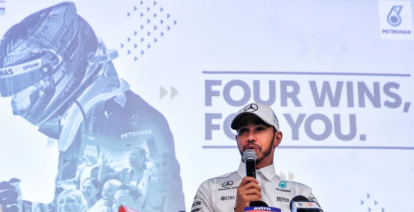 Lewis Hamilton estuvo esta semana en Kuala Lumpur para visitar la central de Petronas. (EFE)