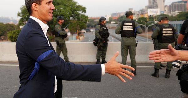 Foto: Juan Guaidó, en las inmediaciones de la base militar de La Carlota en Caracas (Reuters)