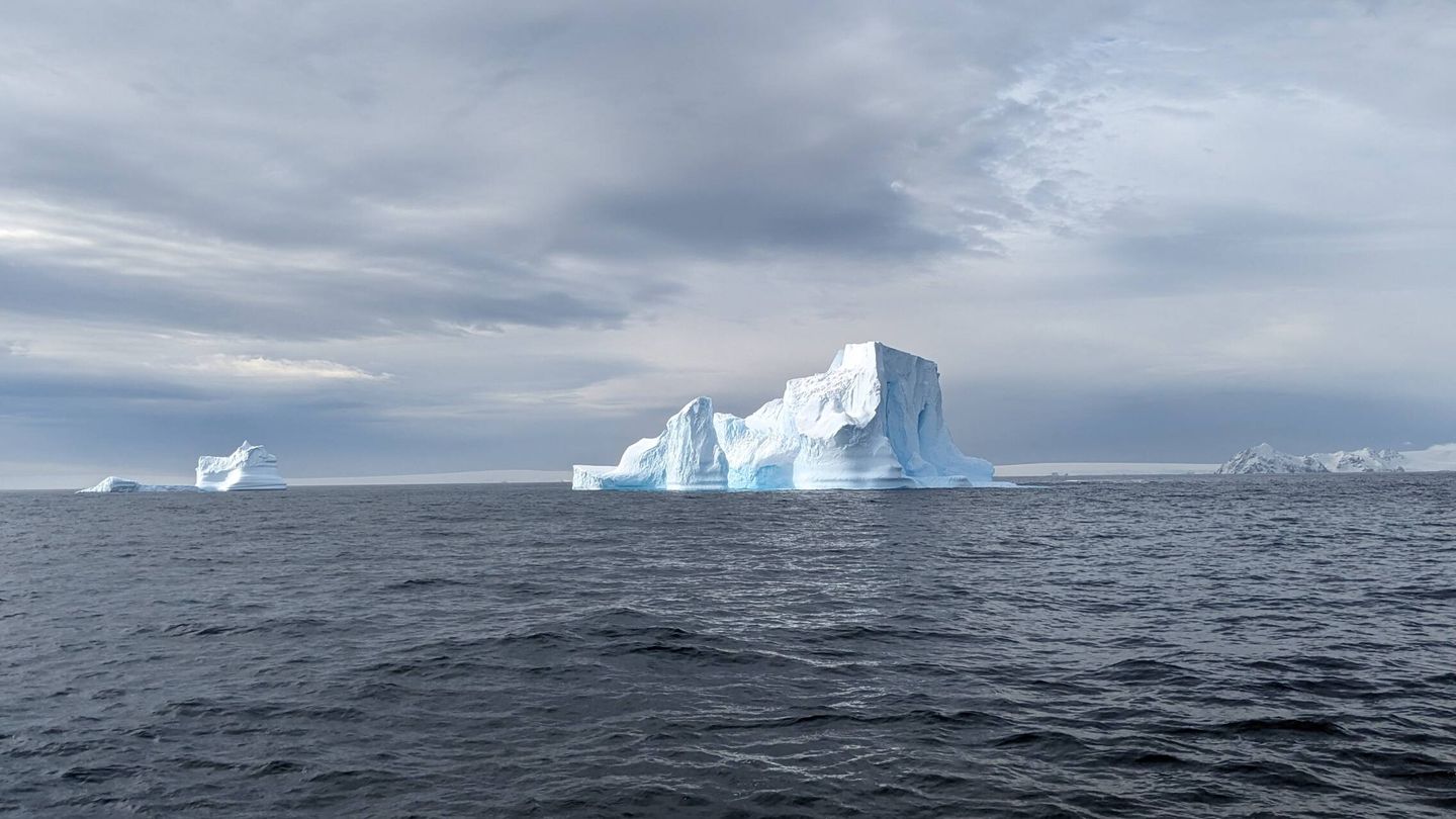 Un iceberg a la deriva en el océano Antártico (Alicia Alamillos)