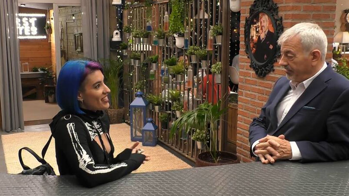 El presentador Carlos Sobera y Lorea en 'First Dates'. (Mediaset)