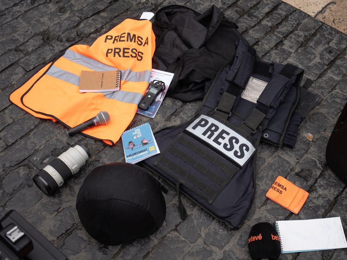 Foto: Material de prensa en el suelo durante una concentración por la muerte de periodistas en la guerra de Israel y Palestina. (Europa Press/David Zorrakino)