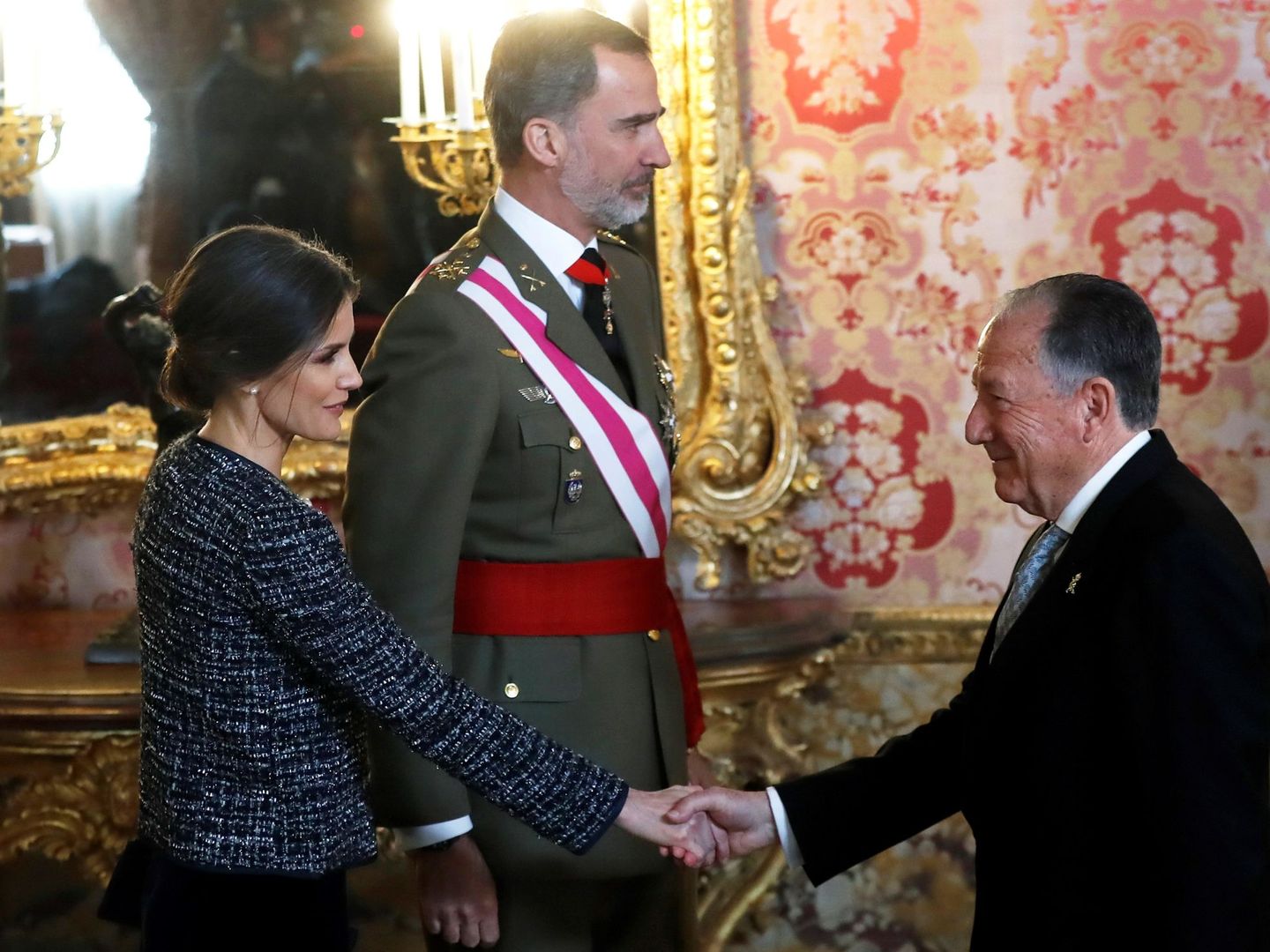 Félix Sanz Roldán, saluda a los reyes en el Palacio Real. (EFE)