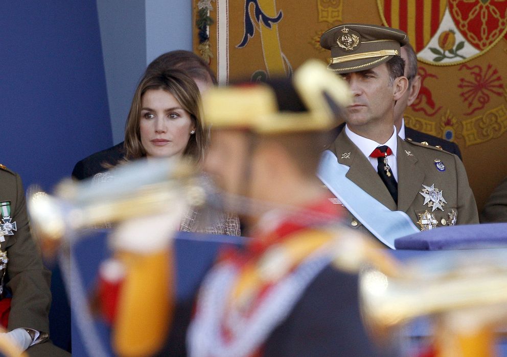 Foto: Los Príncipes de Asturias, durante el desfile militar de la Fiesta Nacional, presidido por los Reyes en 2011. (Efe)