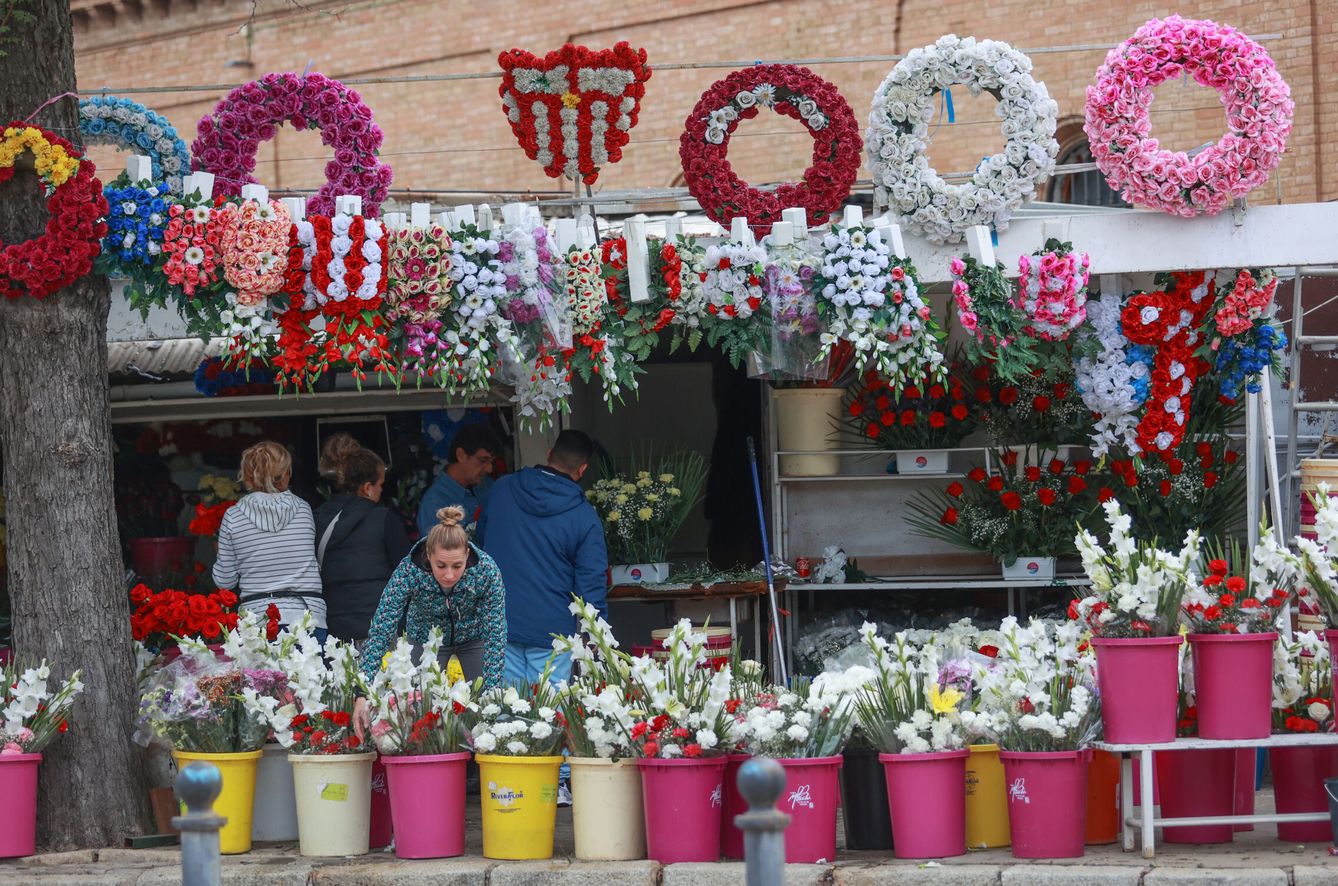 Puesto de flores en el Cementerio de Sevilla. (Rocío Ruz/Europa Press)