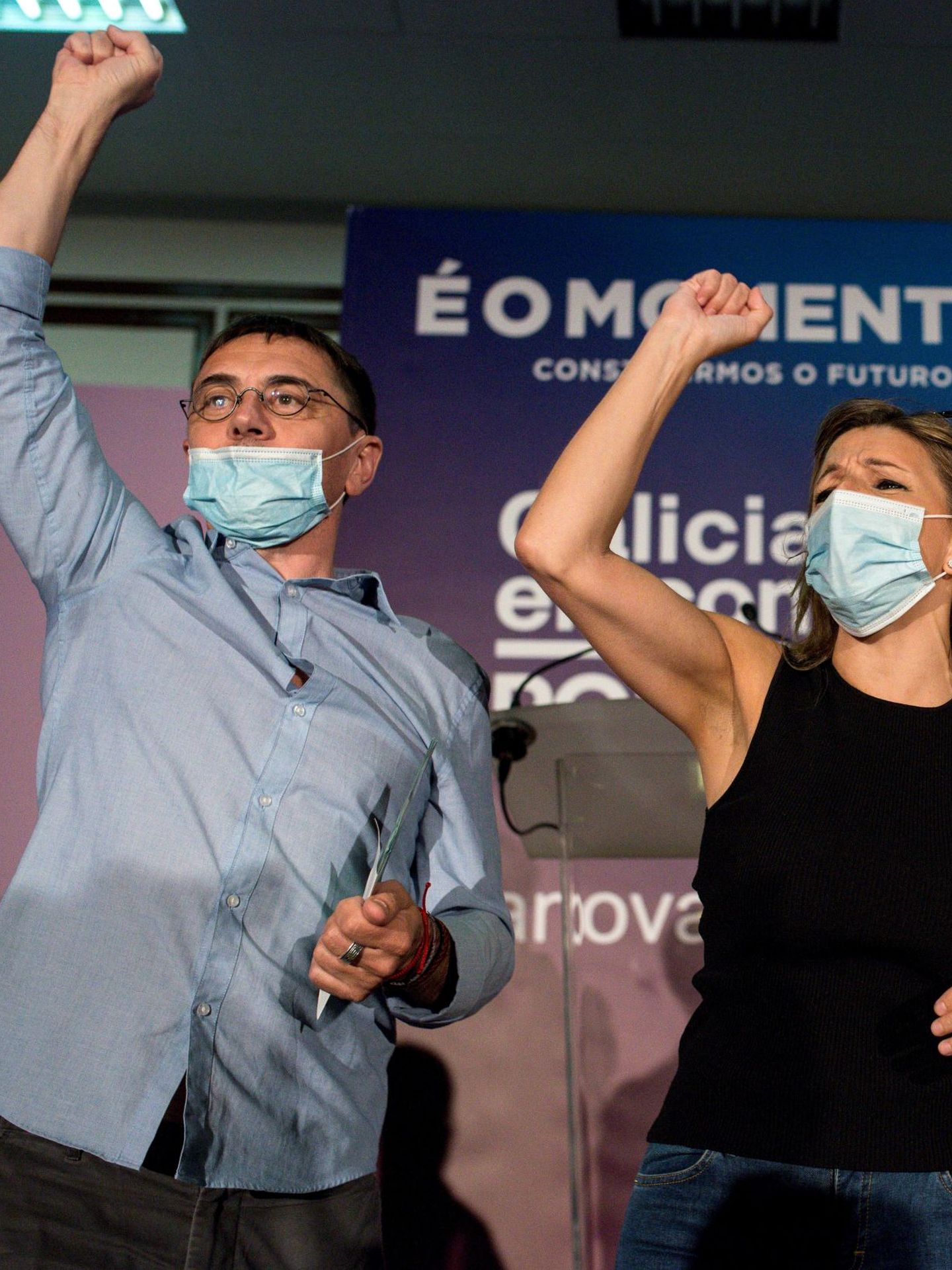Juan Carlos Monedero, junto a la ministra de Trabajo, Yolanda Díaz, el pasado julio, en un acto de campaña de las elecciones gallegas. (EFE)