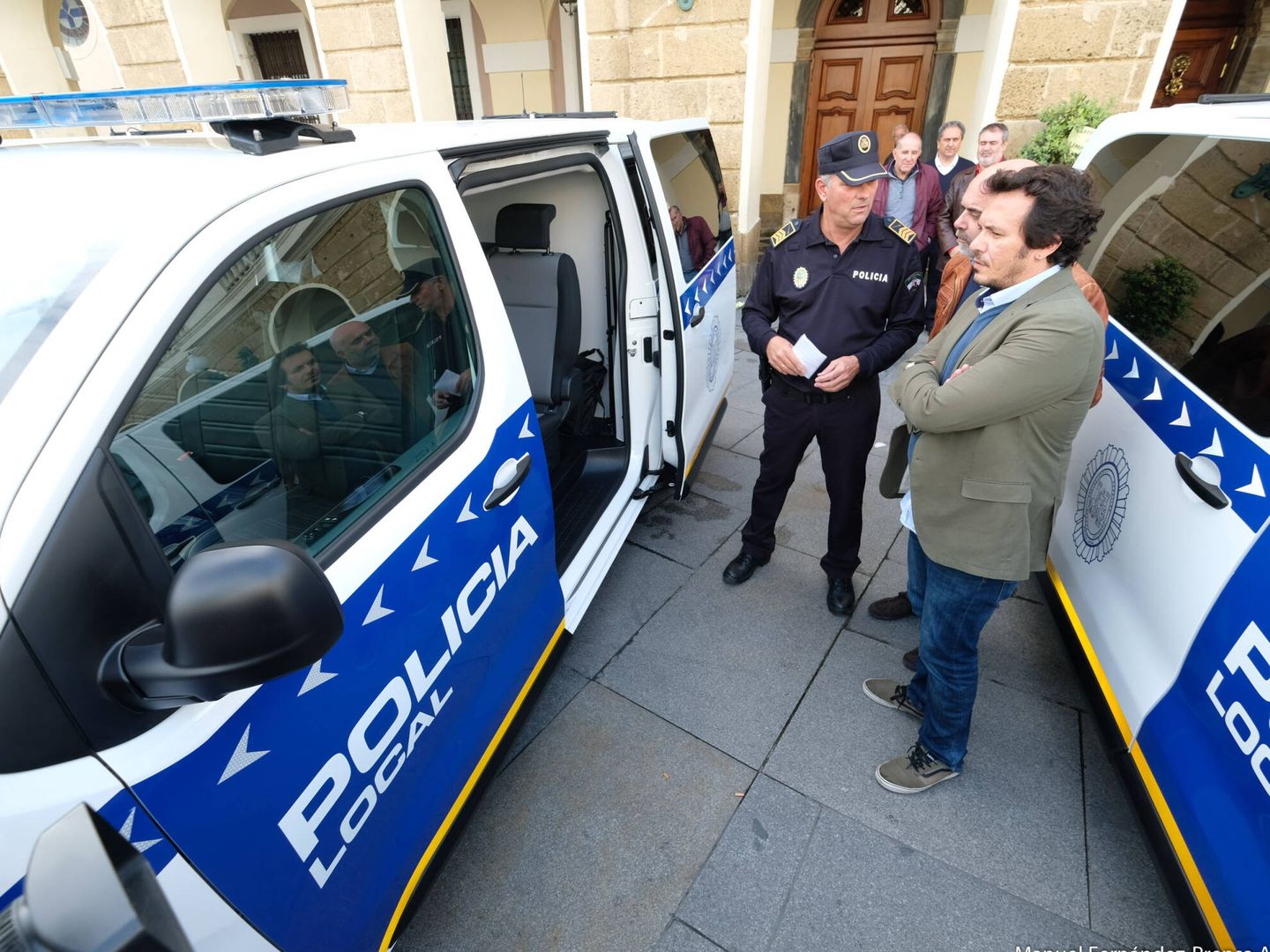 El alcalde de Cádiz durante la presentación de los nuevos coches de la Policía Local. (Ayuntamiento de Cádiz)