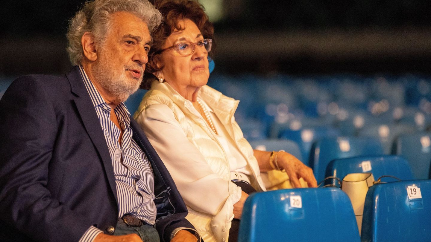 Placido Domingo, junto a su mujer Marta. (EFE)