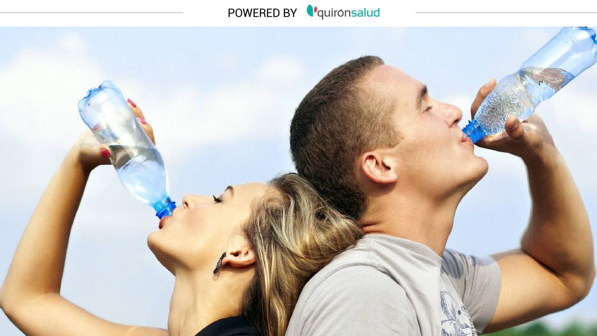 Beber demasiada agua también puede ser peligroso: cuidado con la hiponatremia