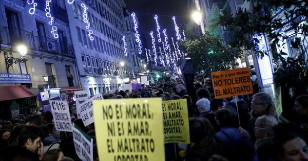 Foto: Manifestación que ha recorrido el centro de Madrid contra la violencia machista este sábado. (EFE)