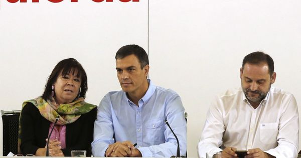 Foto: Pedro Sánchez, junto a Cristina Narbona y José Luis Ábalos, presidenta y secretario de Organización del PSOE, este 18 de septiembre en Ferraz. (EFE)