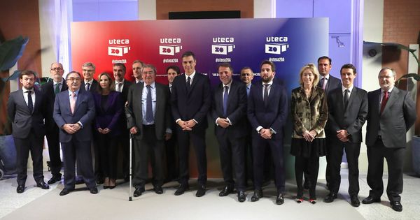 Foto: Todos los miembros de Uteca, junto a Pedro Sánchez (c), presidente del Gobierno. (EFE)