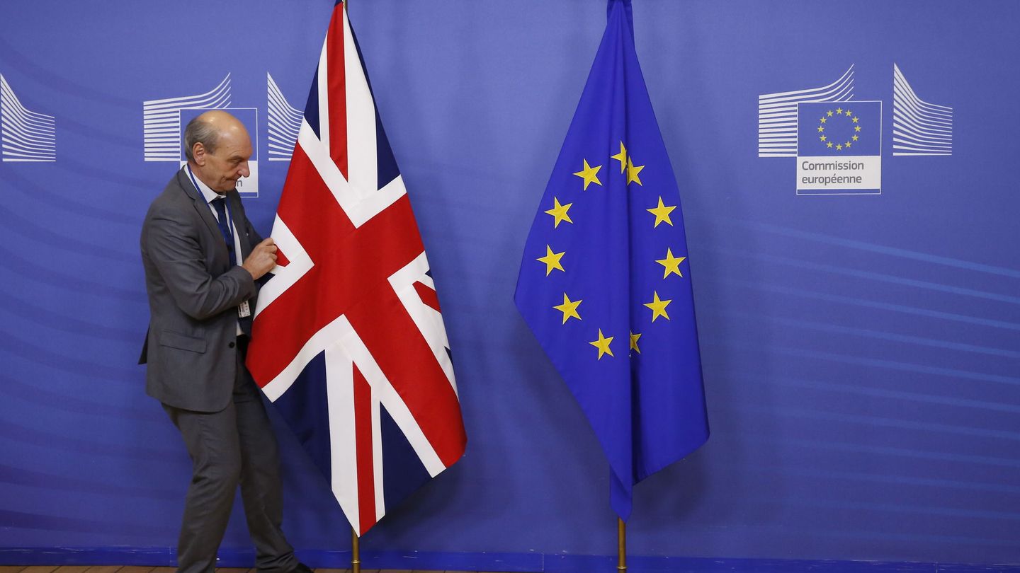 Bandera británica y europea en la sede de la Comisión en Bruselas. (Reuters)