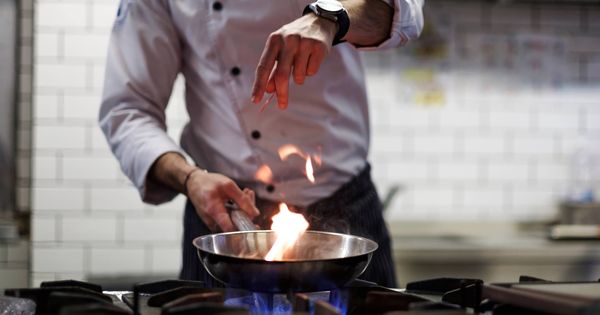 Foto: Tampoco hace falta que salga fuego de la sartén para ser un buen cocinillas. (iStock)