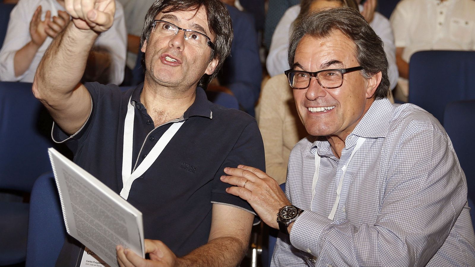 Foto: Carles Puigdemont y Artur Mas durante la sesión matutina de la segunda jornada del XVIII Congreso de refundación de CDC. (EFE)
