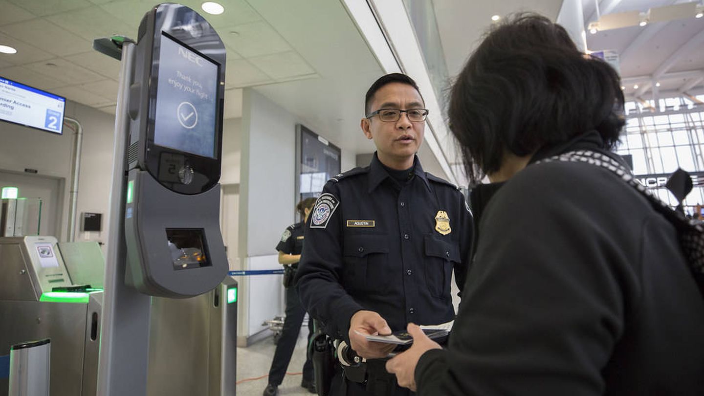 Sistema de reconocimiento facial en el Aeropuerto Internacional de Houston. (Donna Burton/Flickr)