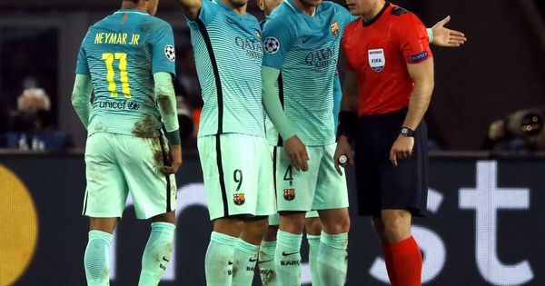 Foto: Los jugadores del Barça protestan al árbitro en París. (EFE)