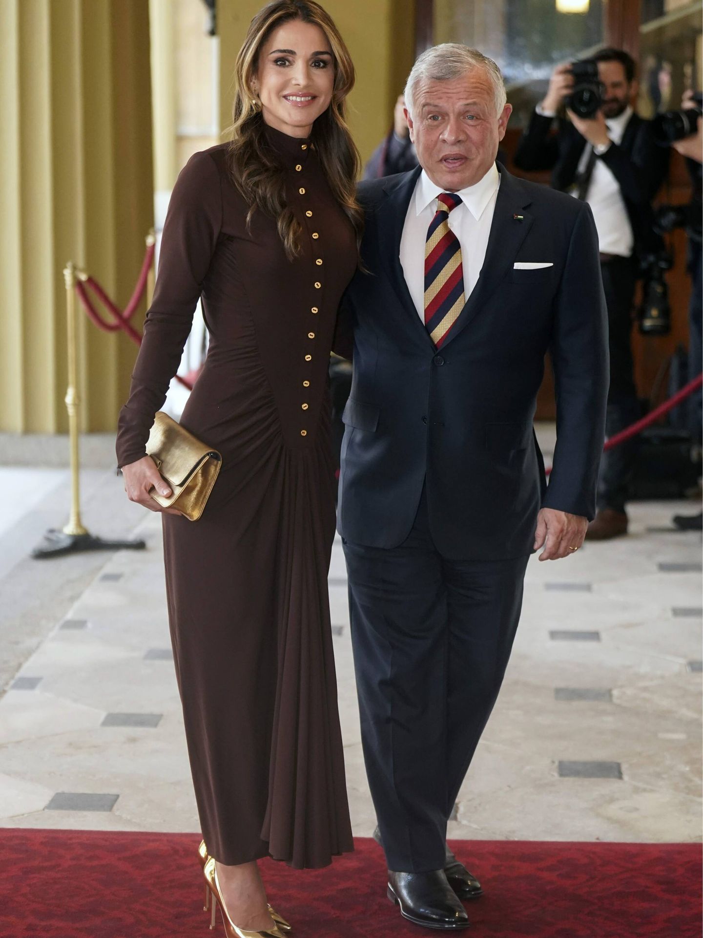 Rania de Jordania llega al palacio de Buckingham. (Reuters)