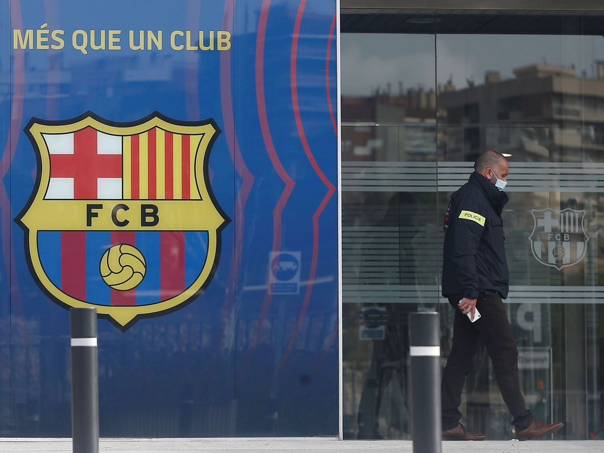 Foto: Los Mossos registran las oficinas del FC Barcelona por el 'Barçagate'. (EFE)