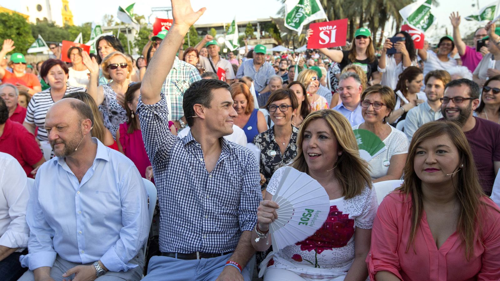 Foto: Antonio Pradas, Pedro Sánchez, Susana Díaz y Verónica Pérez, este 24 de junio en el cierre de campaña del PSOE en el Muelle de las Delicias de Sevilla. (EFE)