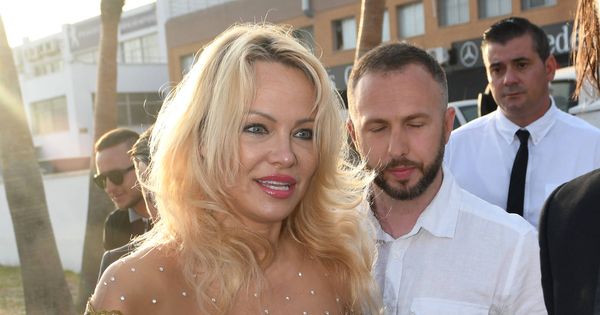 Foto: Pamela Anderson en la inauguración de un chiringuito en Marbella. (Gtres)