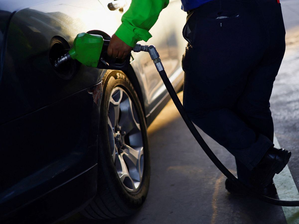 Foto: Un repostaje de combustible. (Reuters/José Luis González)