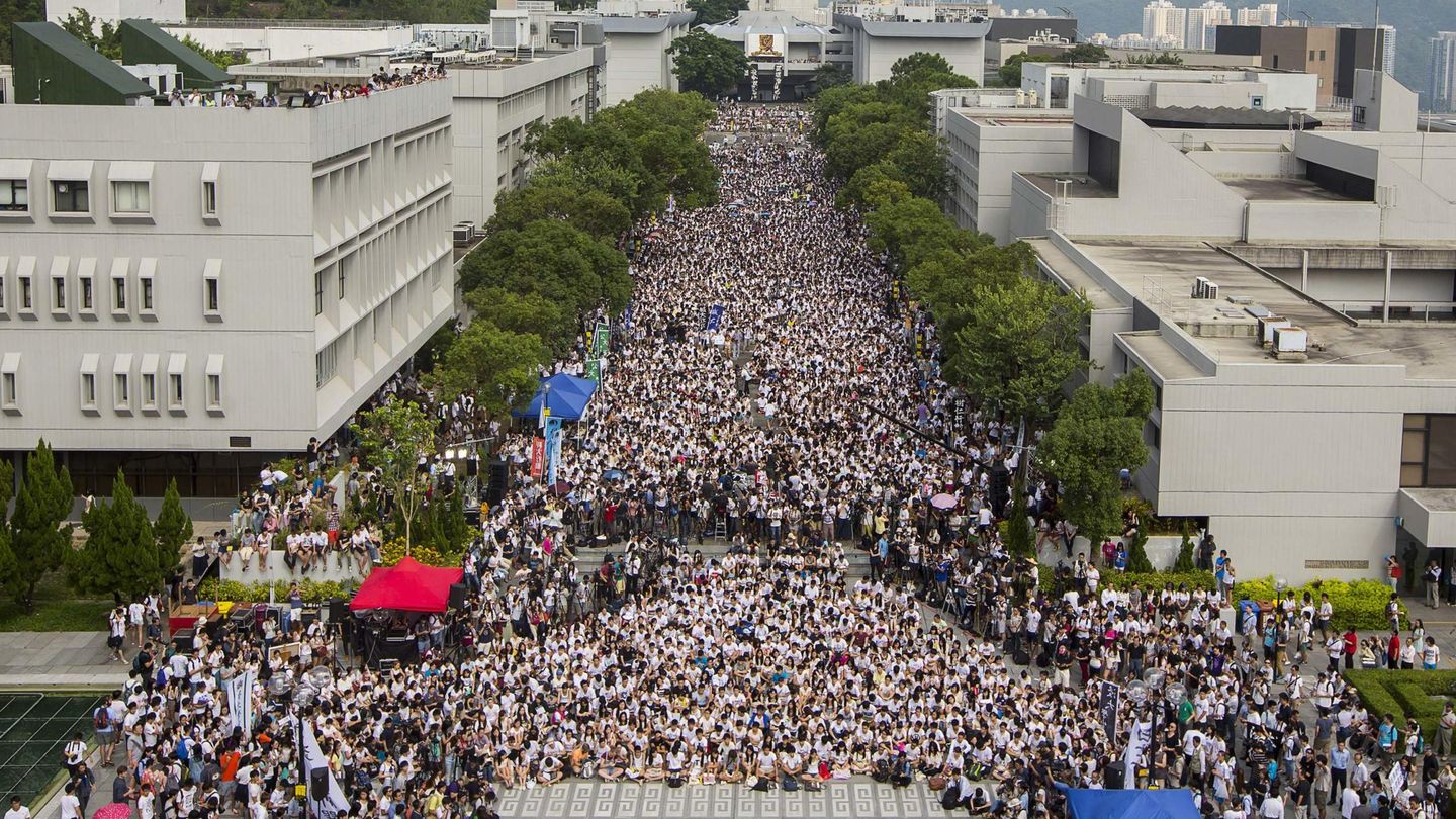 Estudiantes y profesores durante la manifestación en Hong Kong (Reuters).