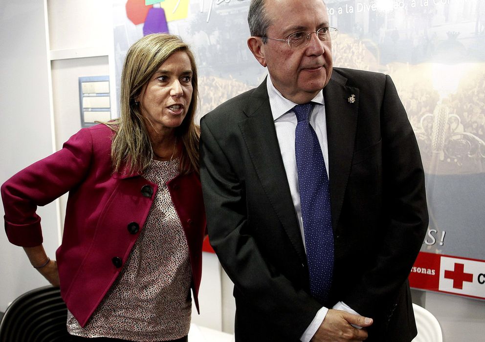 Foto: La ministra de Sanidad, Ana Mato, junto al presidente de Cruz Roja, Juan Manuel Suárez del Toro. (EFE)