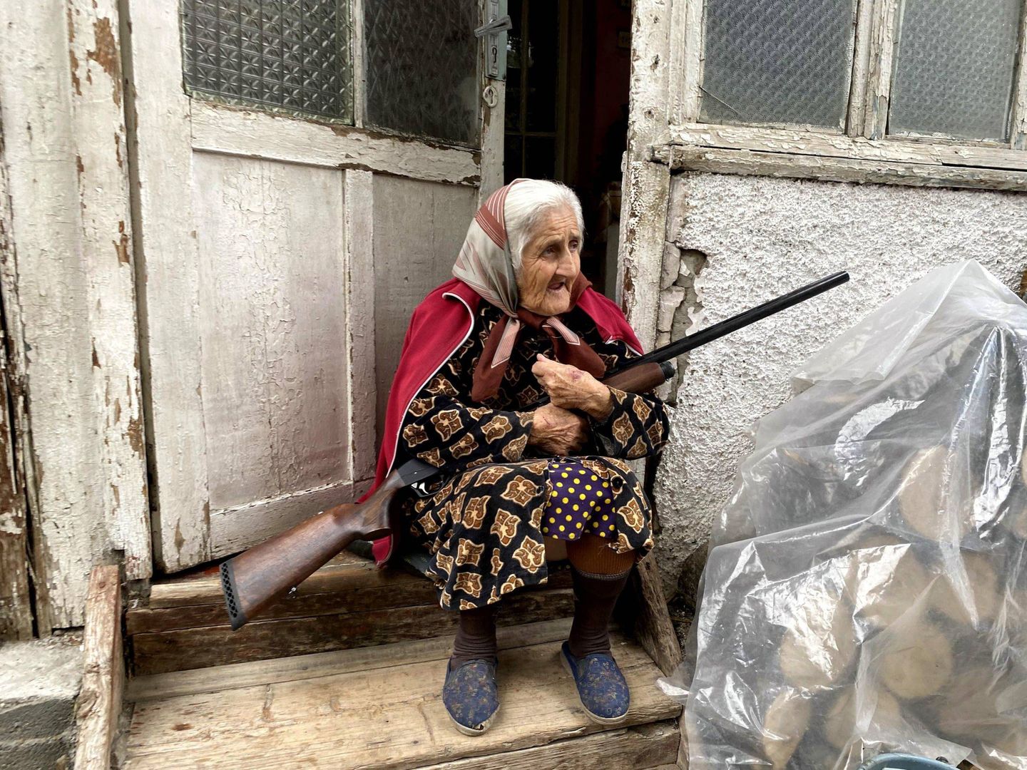 Una anciana con su escopeta en la puerta de su casa en Stepanakert (EFE)