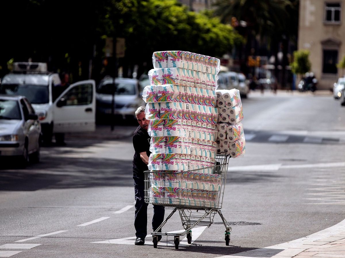 Foto: Un trabajador transporta numerosos rollos de papel higiénico en Málaga. Foto: EFE Jorge Zapata