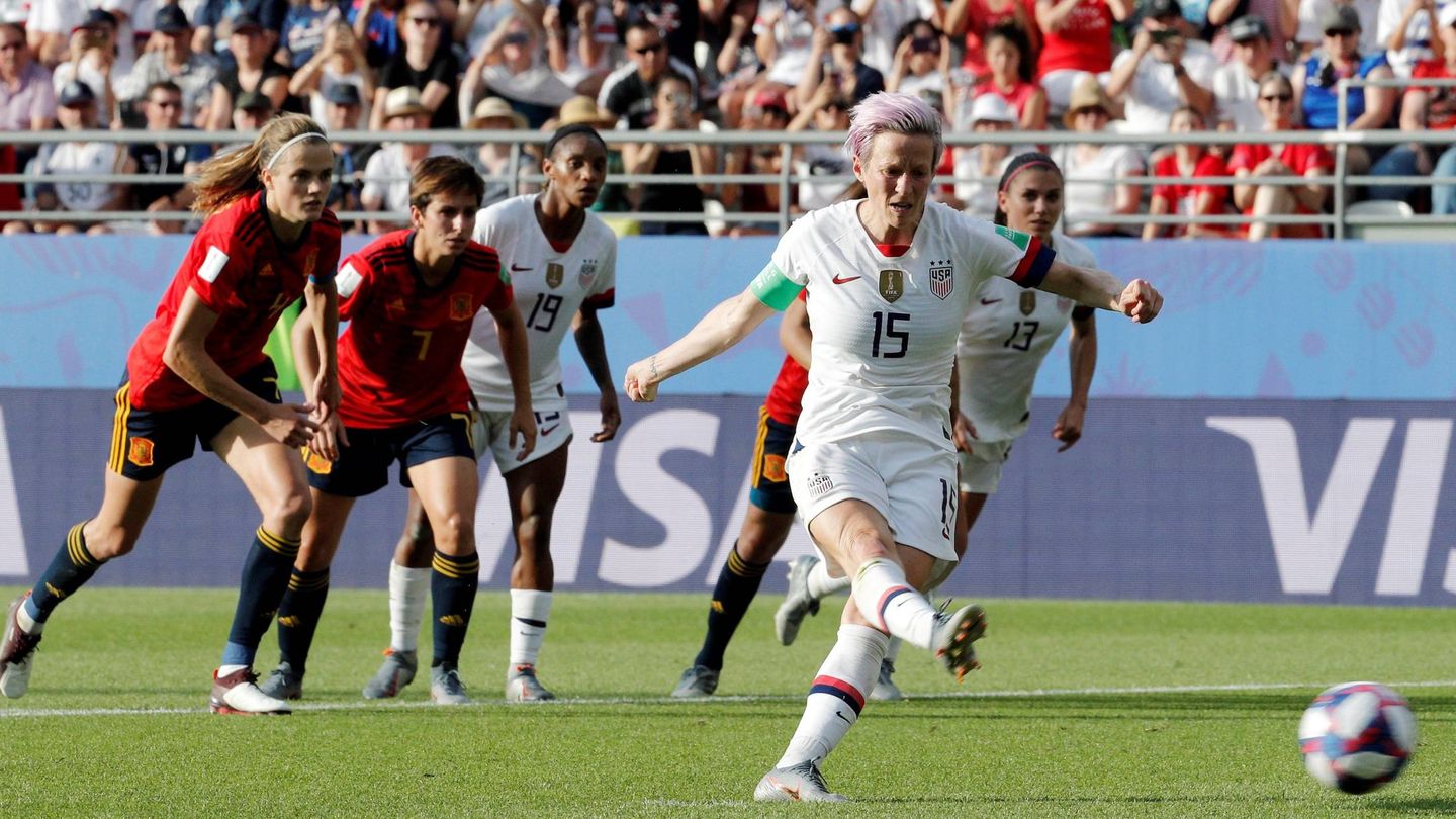 Megan Rapinoe, en el momento de lanzar el segundo penalti contra España en los octavos del Mundial. (EFE)