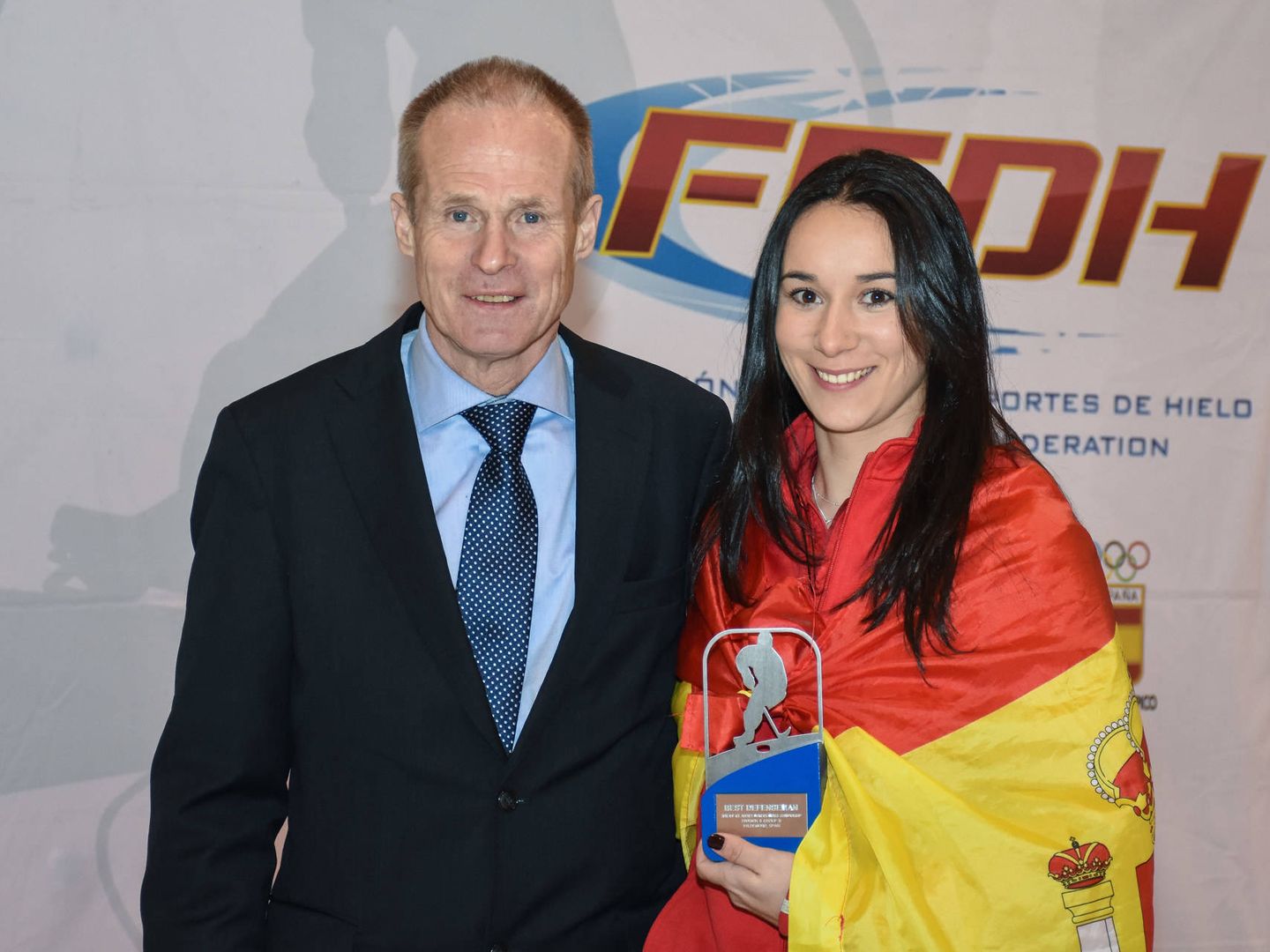 Elena Álvarez recibe de manos de Christian Englund el trofeo a mejor defensora del torneo. (Pedro Ros)