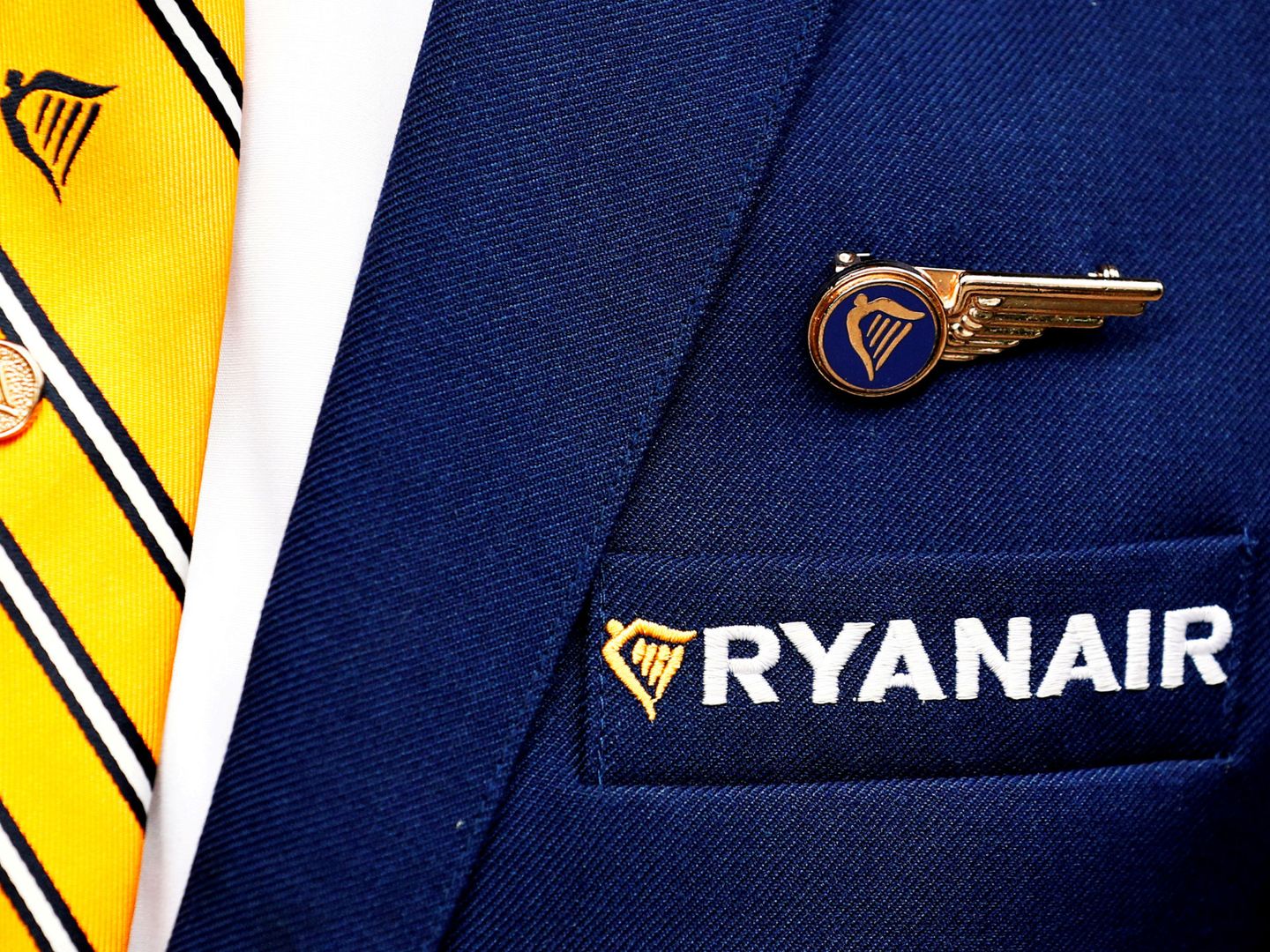 Ryanair alcanza un acuerdo con los pilotos pero no con los auxiliares de vuelo. (Reuters)