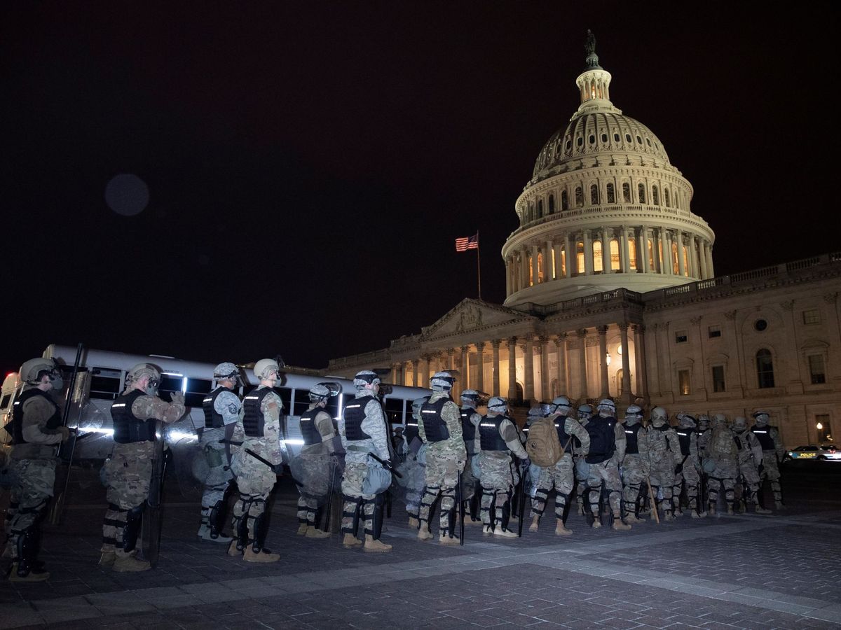 Foto: La Guardia Nacional, en el exterior del Capitolio. (EFE)
