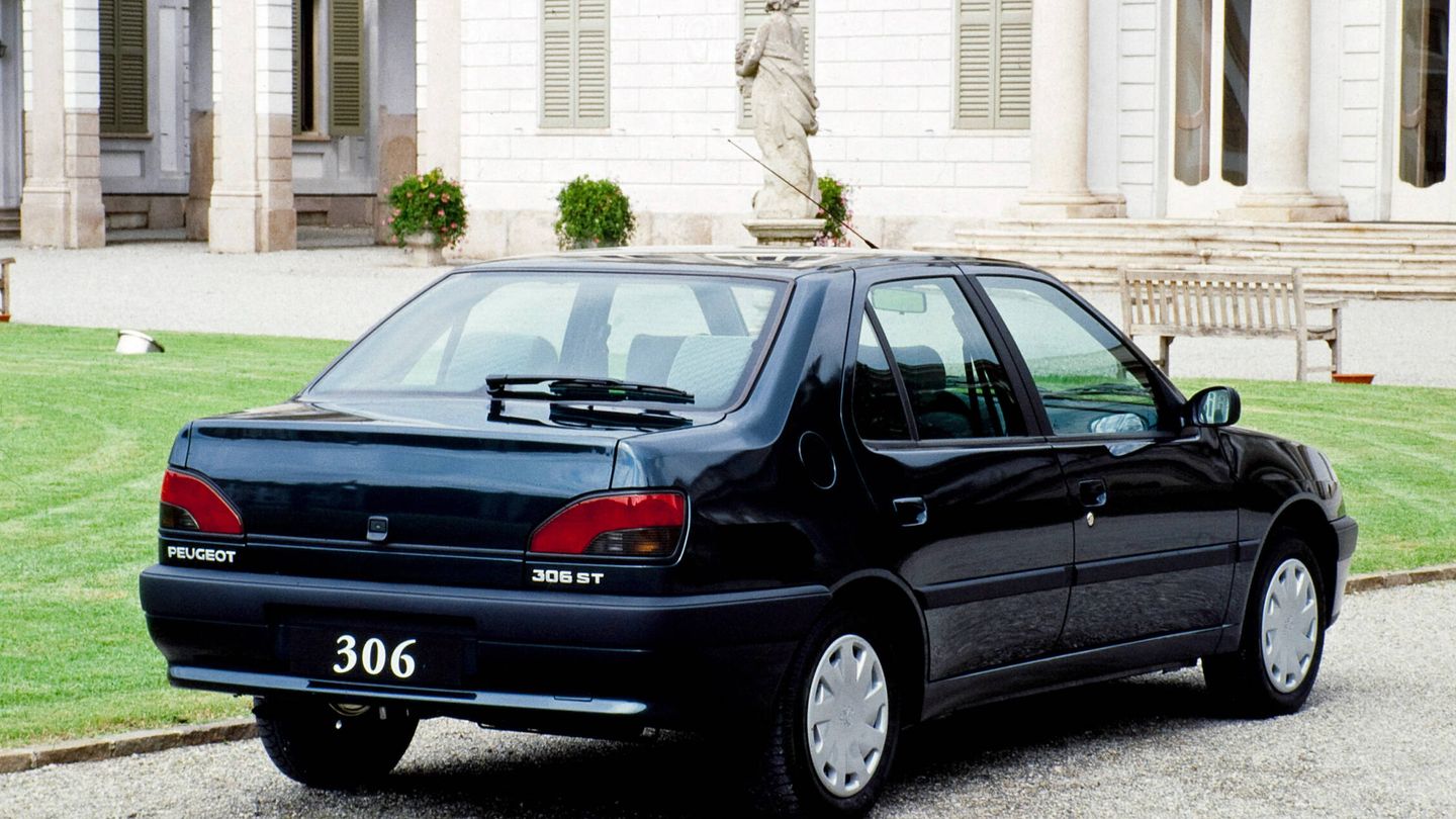 El Peugeot 306 Sedán, otro de los coches de tres volúmenes con limpialuneta posterior.