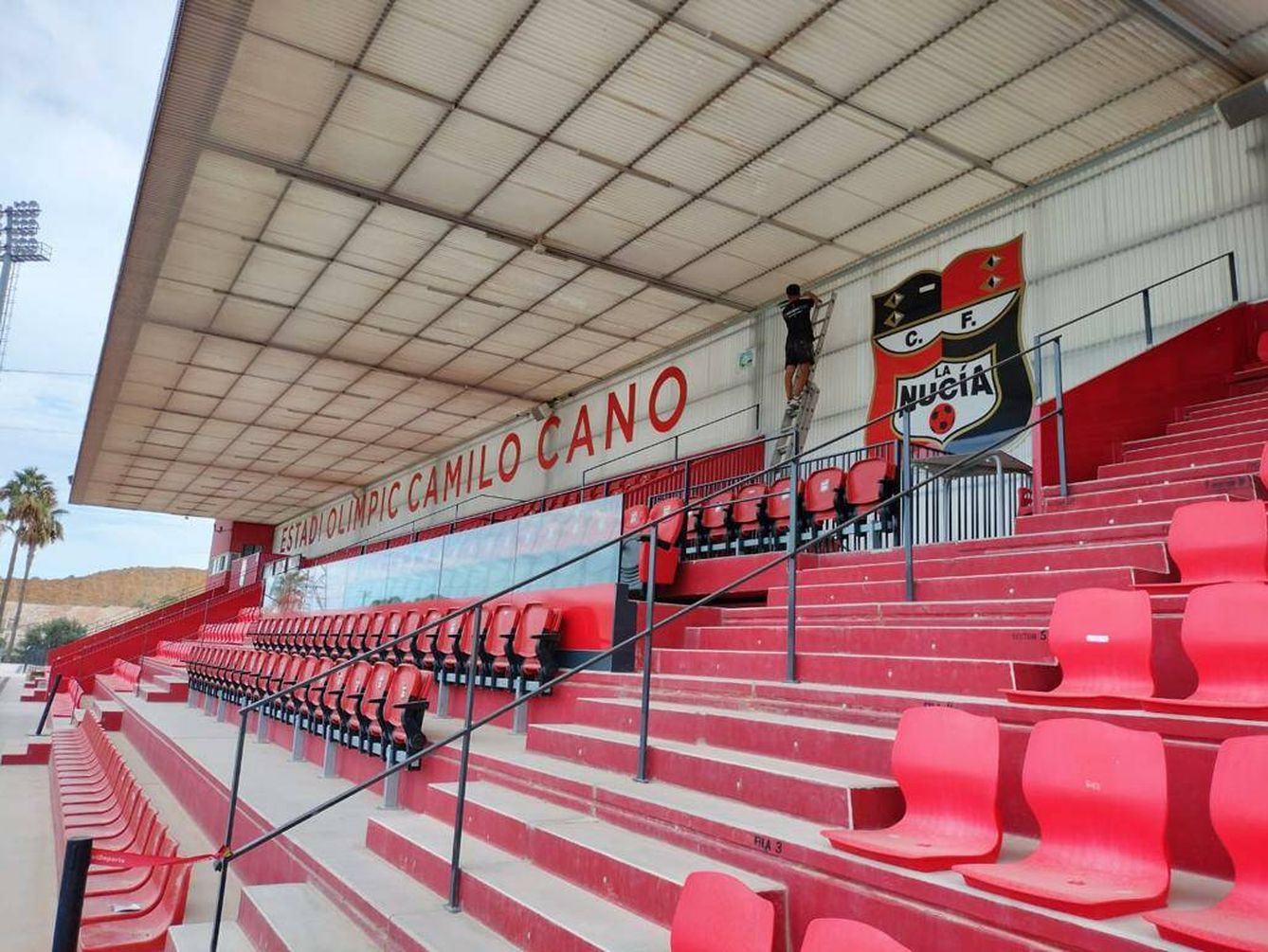 Instalación de una cámara en el estadio de La Nucía. (FC)