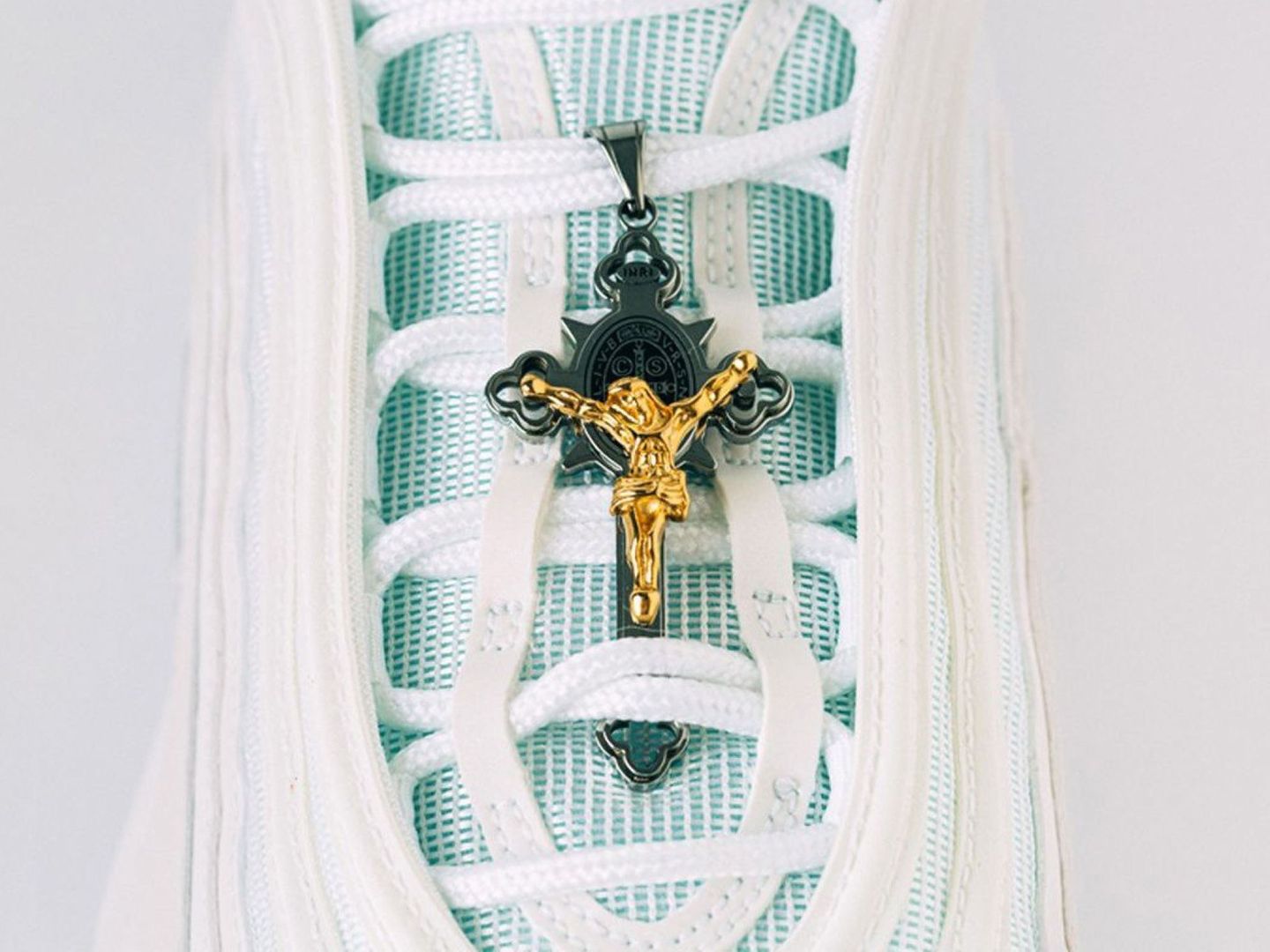 El lado frontal de las 'zapatillas de Jesús' muestra un crucifijo dorado de Jesús en los cordones. (EFE) 