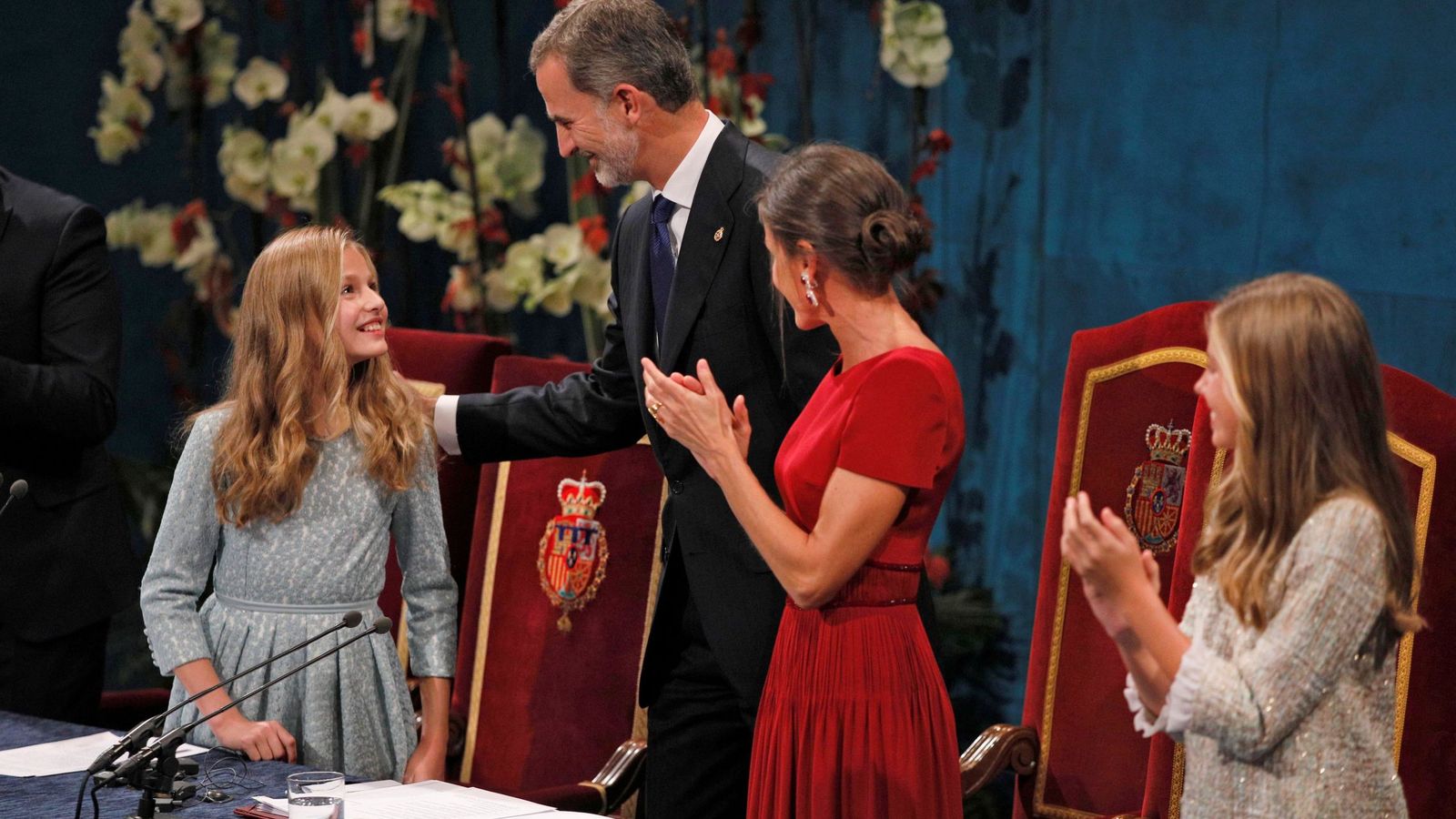 Los reyes Felipe y Letizia y la infanta Sofía aplauden a la princesa Leonor tras su discurso en la ceremonia de entrega de los Premios Princesa de Asturias 2019. (EFE/Alberto Morante)