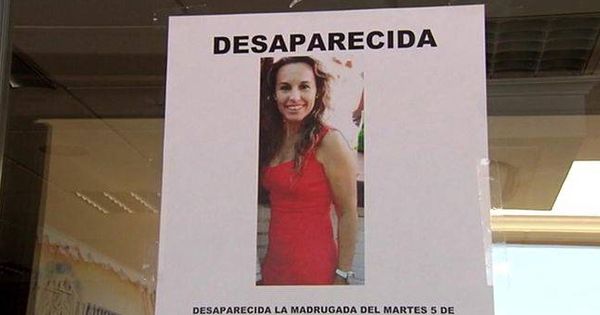 Foto: Fotografía de un cartel con la imagen de la desaparecida Manuela Chavero. (EFE)