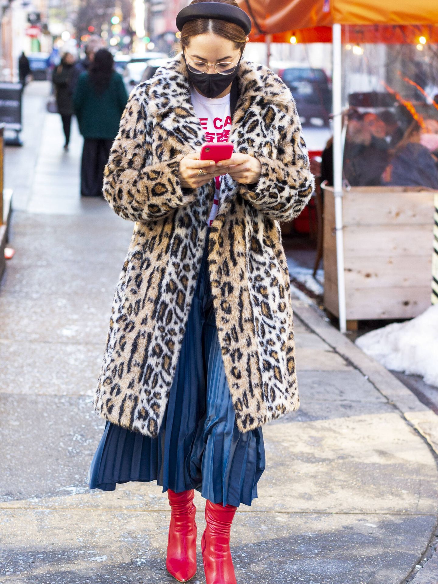 Un look con abrigo de leopardo visto en Nueva York. (Imaxtree)