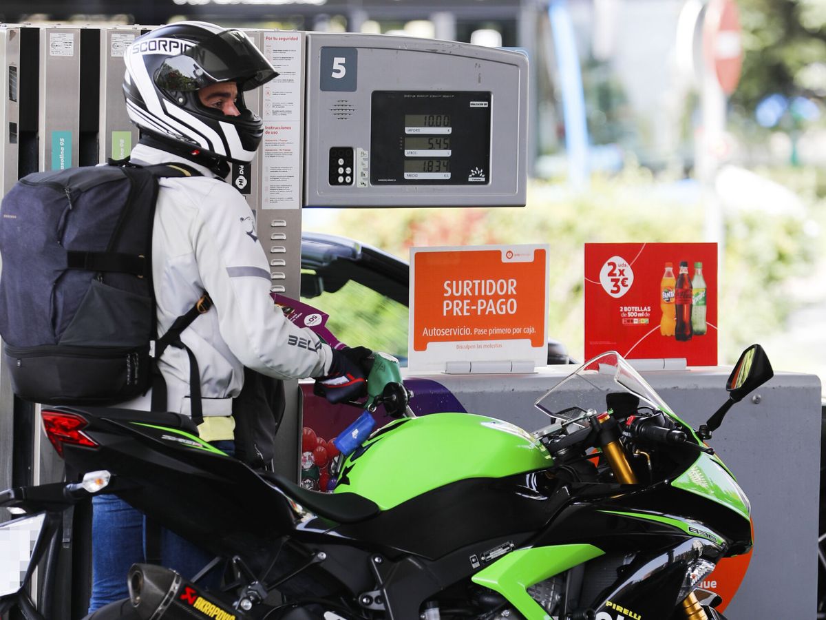 Foto: Un motorista reposta combustible en una gasolinera de Madrid. (EFE/Luis Millán) 