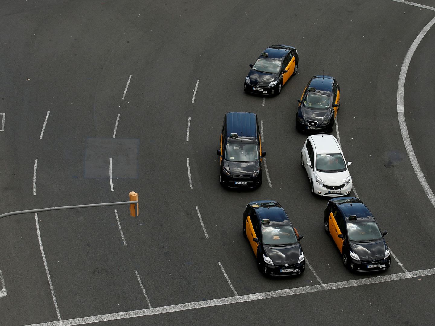 Vista de varios taxis en Barcelona. (Reuters)