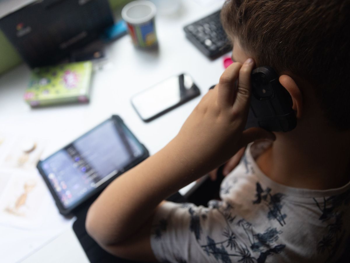 Foto: Un niño usa el teléfono móvil y una 'tablet'. (Europa Press/Eduardo Parra)