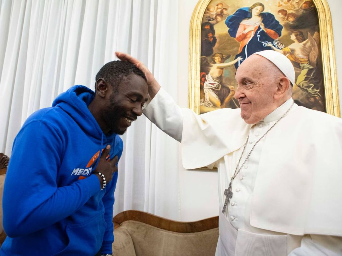 Foto: El papa Francisco recibe a un migrante de Camerún. (EFE/L'Osservatore Romano)