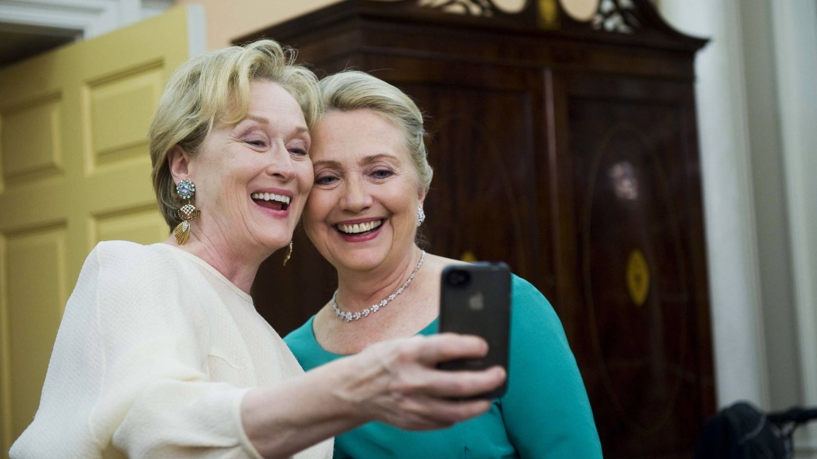 Foto: Meryl Streep y Hillary Clinton, haciéndose un selfi. (Gtres)