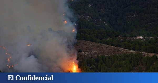 Un incendio  sin control  en Tárbena (Alicante) quema 800 hectáreas y obliga a desalojar a 180 personas