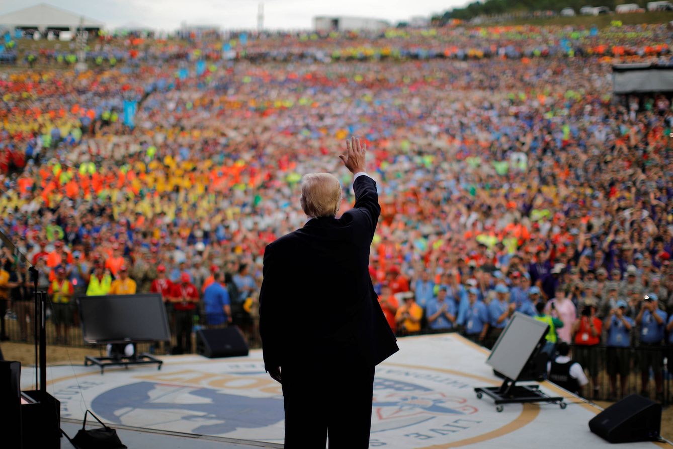 El presidente Donald Trump saluda a los asistentes en el National Scout Jamboree, el 24 de julio de 2017. (Reuters)