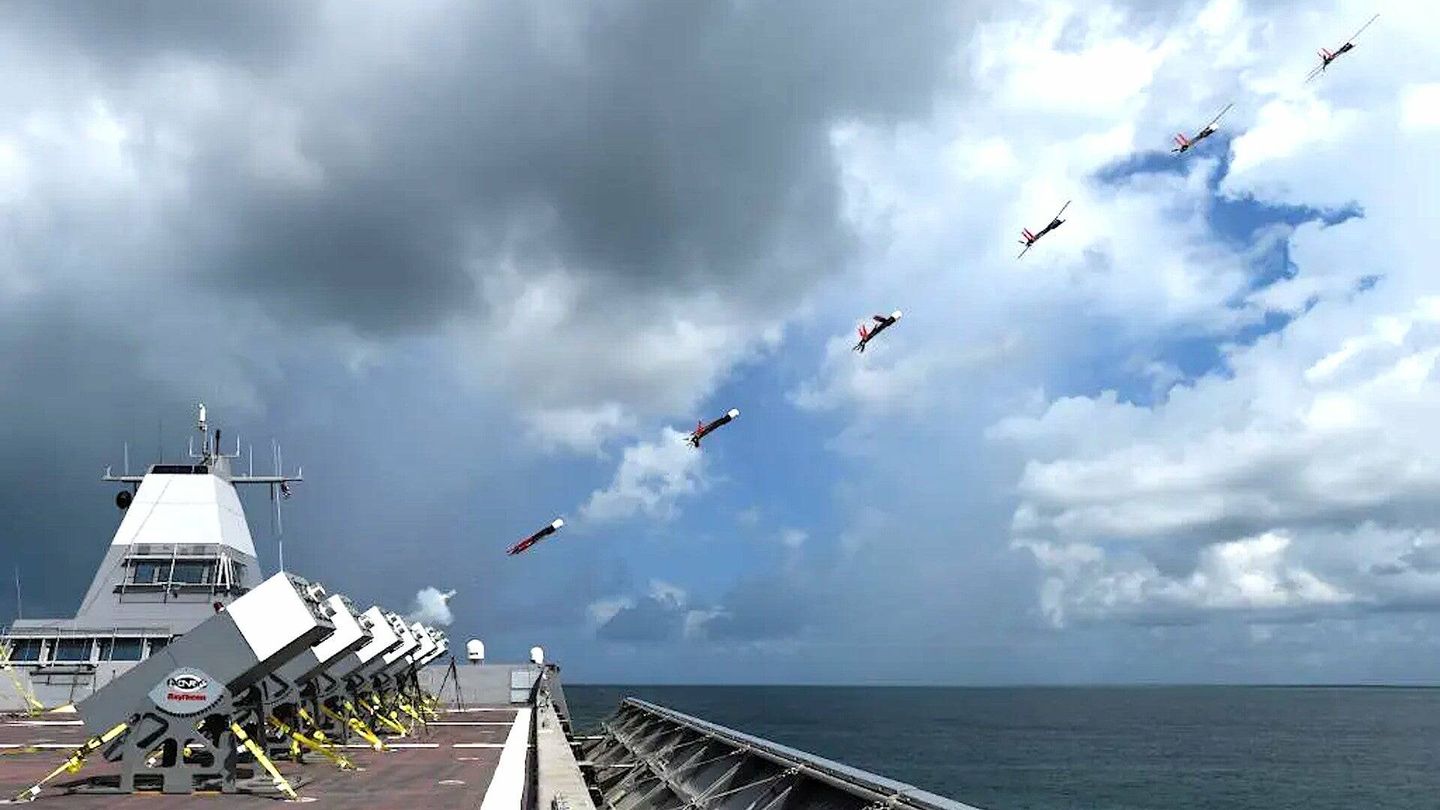 Lanzamiento de enjambres de drones de intercepción anti-dron desde un navío de guerra americano (Raytheon)